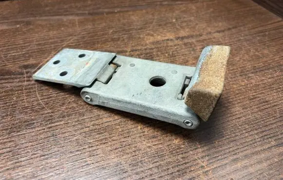 Iveco Daily 3rd gen Front door upper hinge 504027554