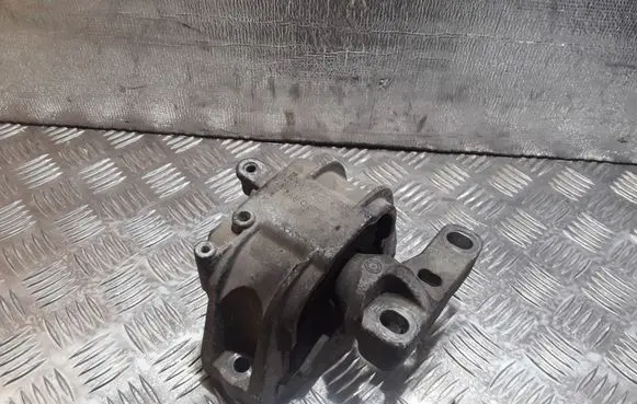 Volkswagen Touran I Engine mount bracket 1K0199262