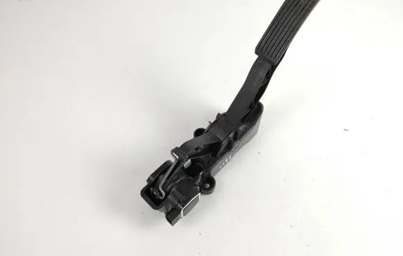 Mercedes-Benz B W245 Accelerator throttle pedal A1693000304
