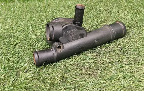 Volkswagen Golf IV Engine coolant pipe/hose 038121133