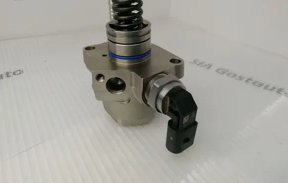 Audi A6 S6 C6 4F Fuel injection high pressure pump 06E127026D