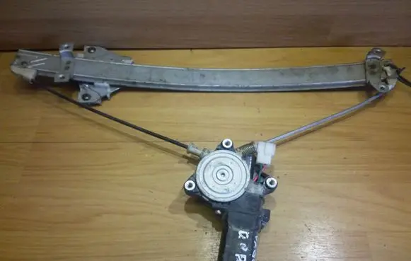 Mitsubishi Space Wagon Front door window regulator with motor MB6376906