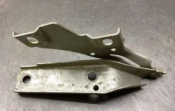 Volkswagen PASSAT B8 Engine bonnet/hood hinges 3G0823302