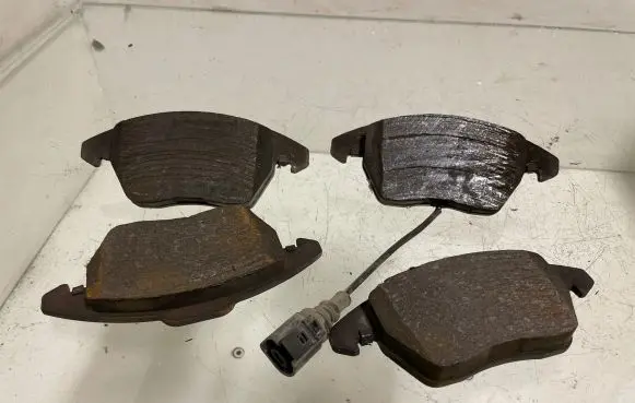 Volkswagen PASSAT B6 Brake pads (front) 