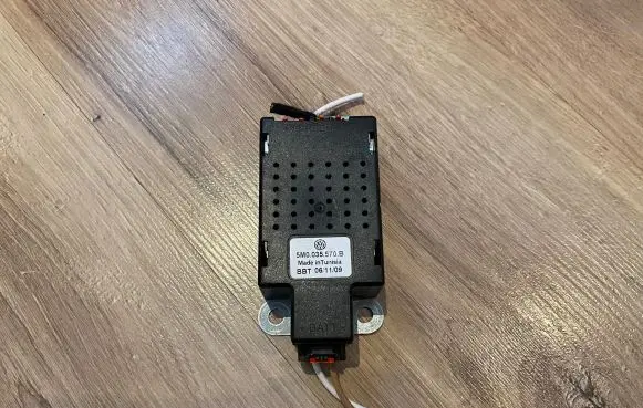 Volkswagen Golf VI Aerial antenna amplifier 5M0035570B