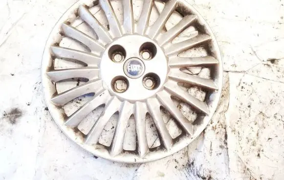 Fiat Punto (188) R14 wheel hub/cap/trim b632