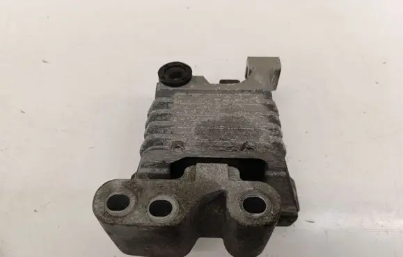 Jeep Cherokee Engine mount bracket P68141400AG