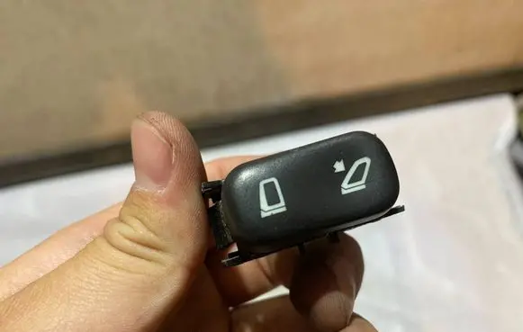 Mercedes-Benz E W210 Wing mirror switch 2108202010 A2108202010