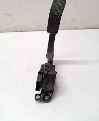 Accelerator throttle pedal