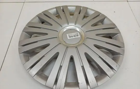 Nissan Primera R15 wheel hub/cap/trim 