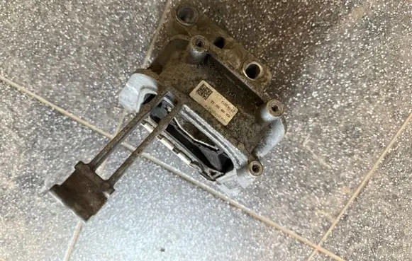Skoda Octavia Mk3 (5E) Engine mount bracket 5Q0199262C