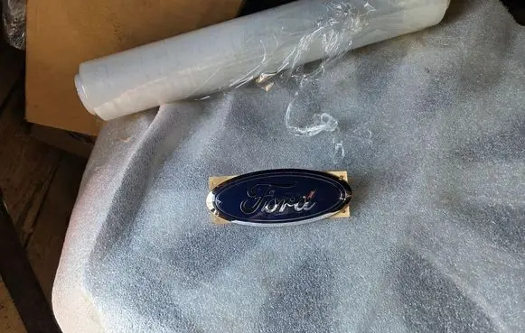 Ford Kuga II Manufacturer badge logo/emblem 2069895 GJ548B262AA