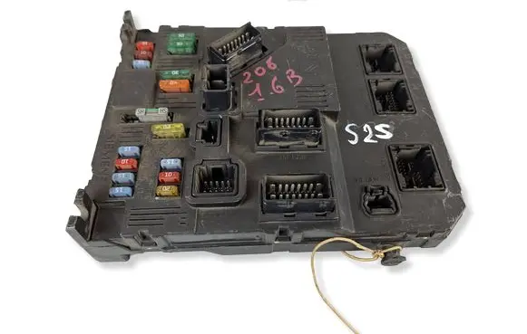 Peugeot 206 Fuse module 9652474780