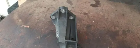 Land Rover Discovery 3 - LR3 Engine mounting bracket 4H226061AA