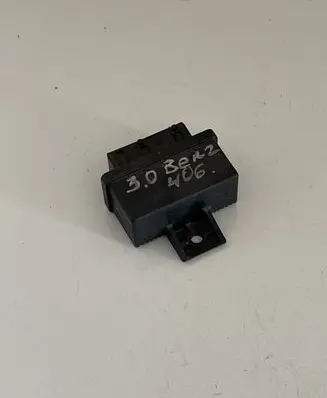 Peugeot 406 Fuel pump relay 240107