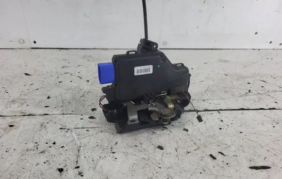 Skoda Octavia Mk2 (1Z) Front door lock 3D1837015