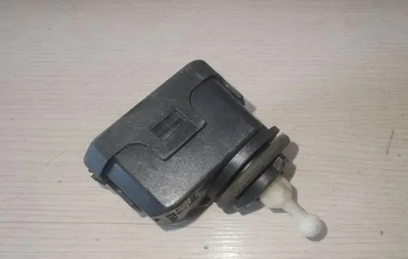 Volkswagen PASSAT B5.5 Headlight level adjustment motor 1J0941295C