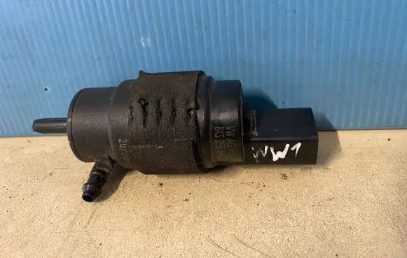 Volkswagen Golf VII Windscreen/windshield washer pump 8K5955647