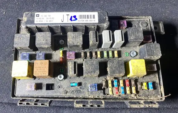 Opel Zafira B Fuse module 13242781 5DK00946410 13242781JT