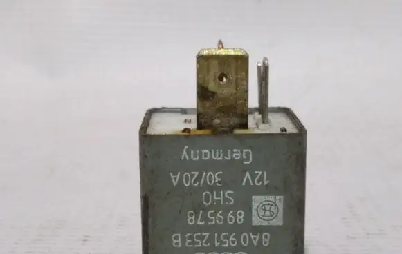Audi A6 S6 C4 4A Other relay 8A0951253B