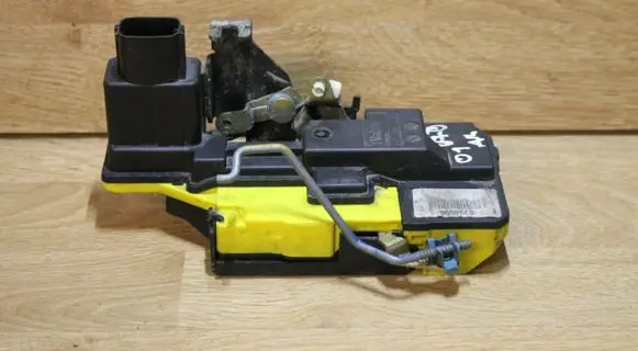 Volvo V70 Front door lock 8650552