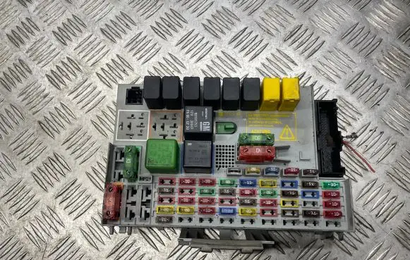 Opel Zafira A Fuse box set 24412497