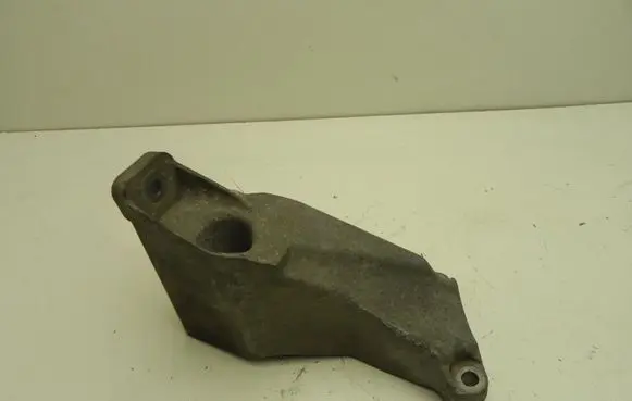 Volkswagen PASSAT B5.5 Engine mounting bracket 8D0199307P VD7895