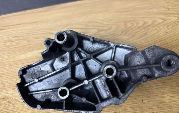 Opel Vivaro Engine mounting bracket 91165673