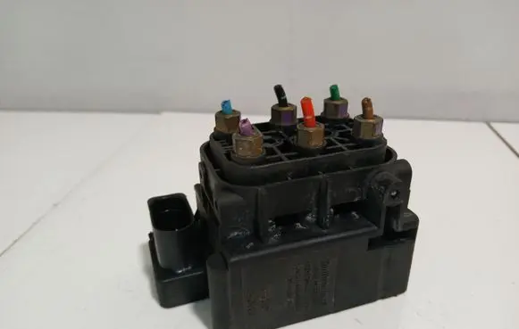 Audi A8 S8 D3 4E Air suspension valve block 15152400152