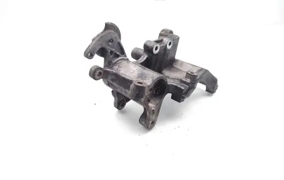 Toyota Land Cruiser (J120) Engine mounting bracket