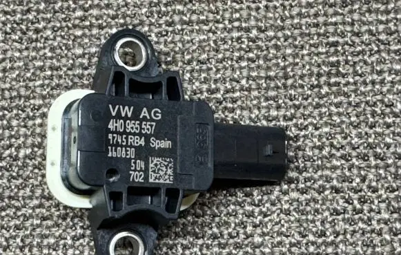 Skoda Fabia Mk3 (NJ) Airbag deployment crash/impact sensor 4H0955557 160830 9745RB4