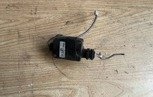 Mazda Demio Central locking motor D20162350