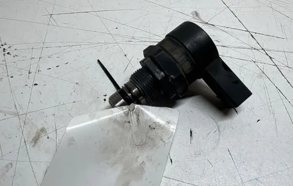 BMW 3 E90 E91 Fuel pressure sensor 0281002738 150705 12718942