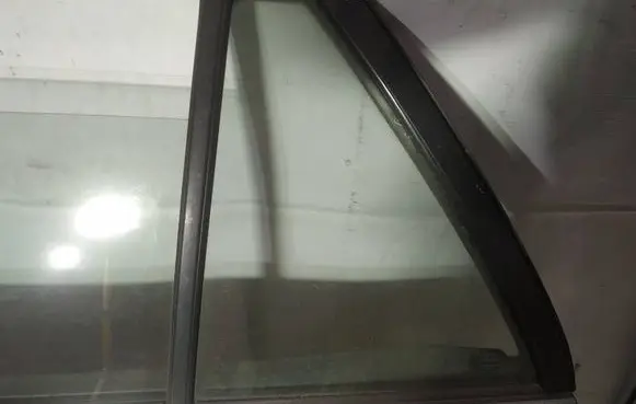 Toyota Avensis T250 Rear vent window glass as2