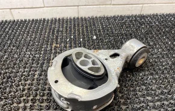 Engine mount bracket