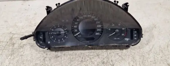 Mercedes-Benz E W211 Speedometer (instrument cluster) 88311391