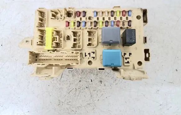 Toyota Avensis T250 Fuse module 82641CA010F