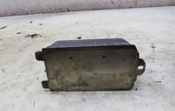 Jaguar XJ X351 Engine oil radiator AW83-7A095-AA