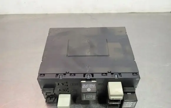 Volkswagen Golf V Coolant fan relay 1K0937049M