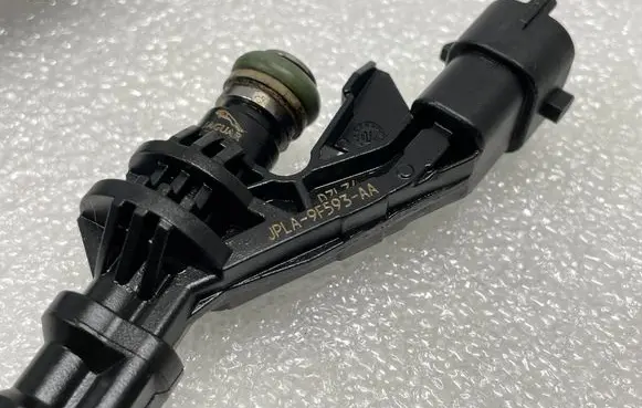 Land Rover Range Rover Velar Fuel injector JPLA9F593AA