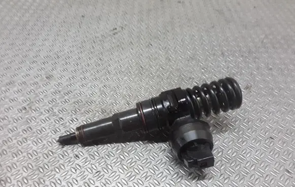 Volkswagen Golf IV Fuel injector 038130073AJ