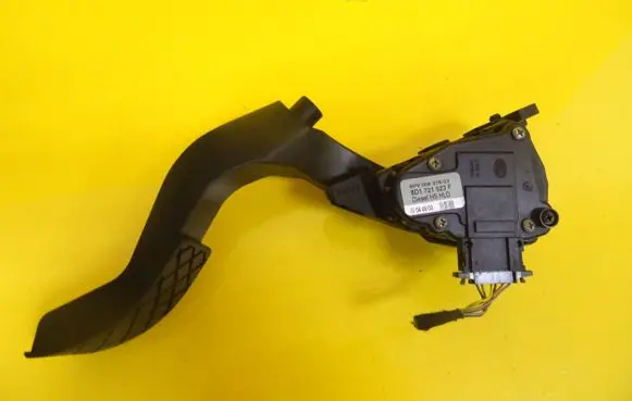 Audi A4 S4 B5 8D Accelerator throttle pedal 8D1721523F