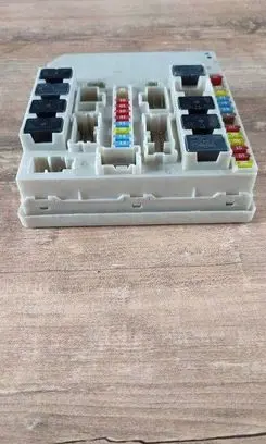 Renault Clio III Fuse module 674661B 8G100981