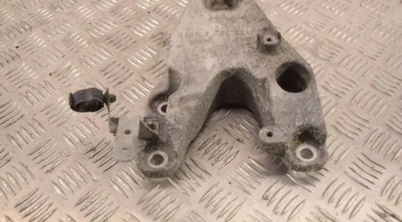 BMW X3 F25 Engine mount bracket 6784827