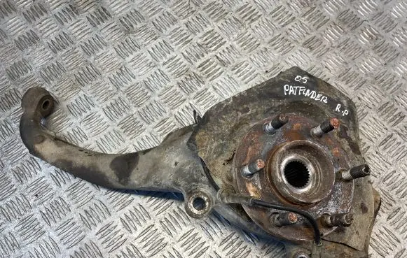 Nissan Pathfinder R51 Front wheel hub spindle knuckle