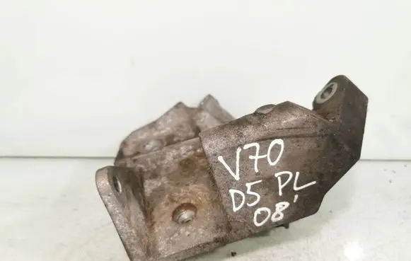 Engine mounting bracket