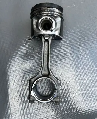 Volvo XC60 Piston with connecting rod