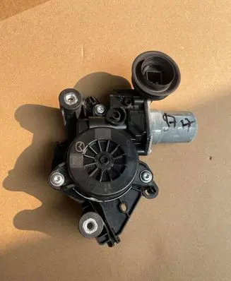Mazda 3 Front door window regulator motor