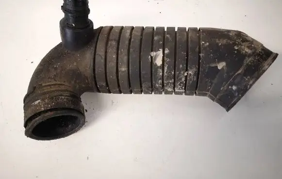 Volkswagen PASSAT B5.5 Air intake hose/pipe 8D0129615J