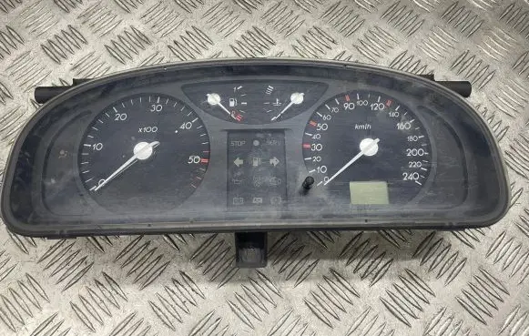 Renault Laguna II Speedometer (instrument cluster) 8200218863 7N13P5C2 501015550077